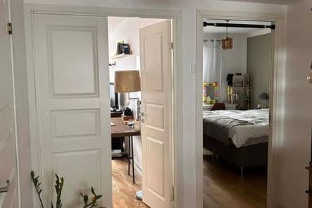 Ljust rum med balkong på Södermalm